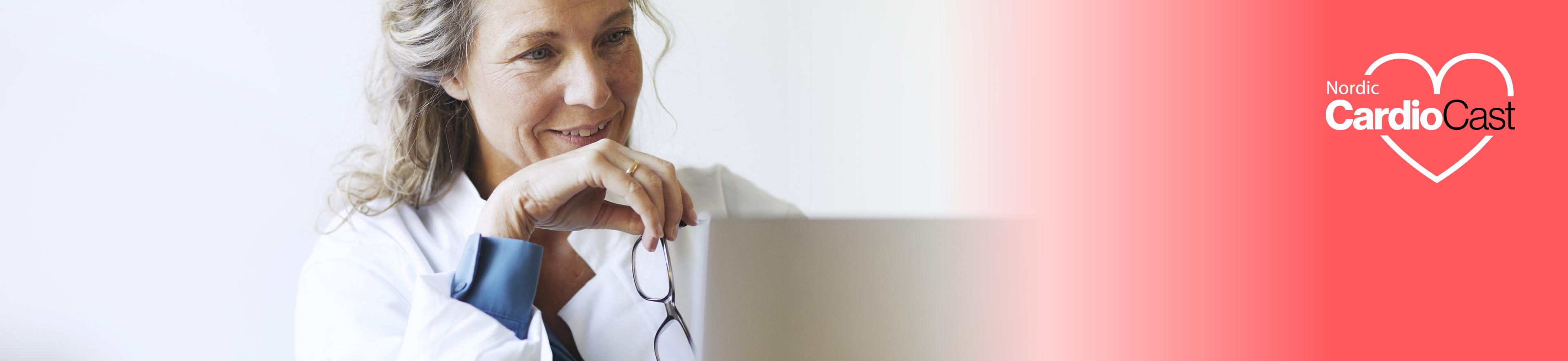 Banner Nordic CardioCast Kvinnlig läkare tittar på en video